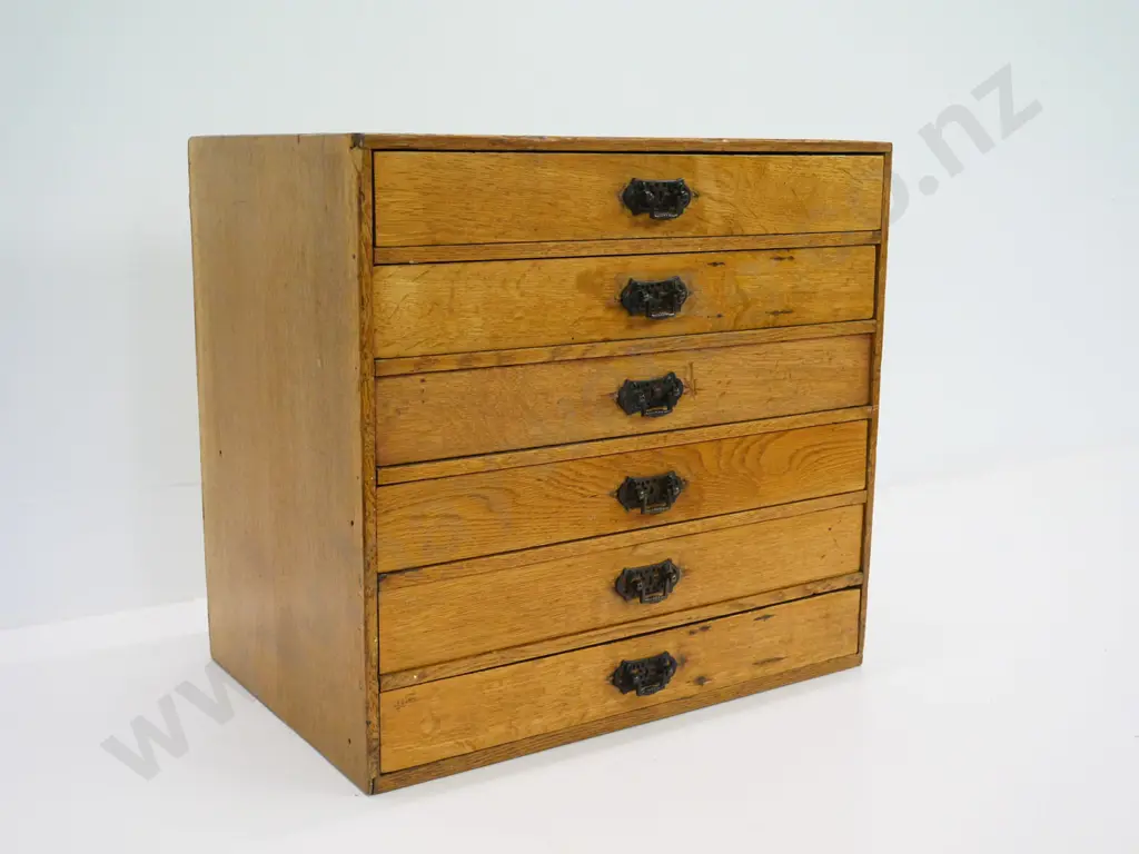 oak chest of 6 display / storage drawers with filigree drop handles (have modern foam lining in drawers) H410 W440 D300 Image 1++