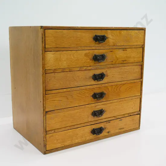 oak chest of 6 display / storage drawers with filigree drop handles (have modern foam lining in drawers) H410 W440 D300