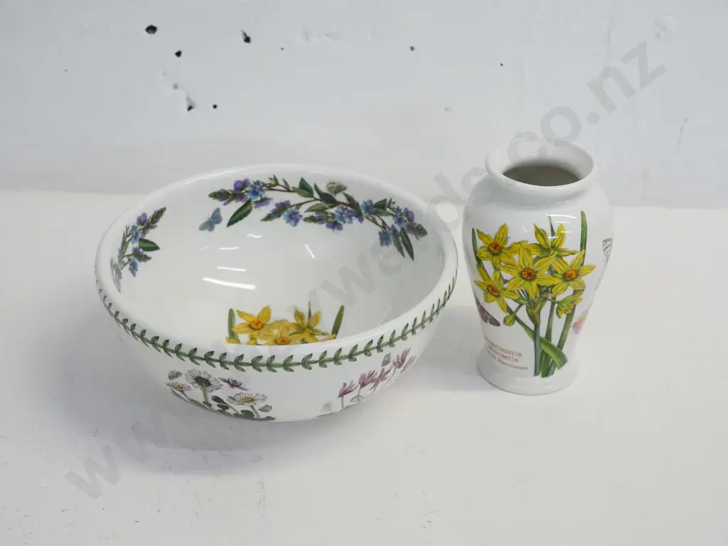 2 pieces of Portmeirion 'Botanic Garden' - bowl H-90 Diameter 200 and vase H-140 Image 1++