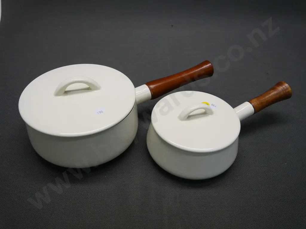 2 enamel cooking pots with wooden handles - Nood brand, larger is H-100 Diameter 190 Image 1++