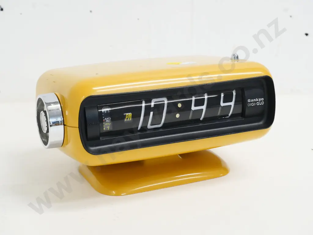 retro Sankyo plastic bodied radio alarm clock - takes D battery H-100 W-200 D-130 Image 1++