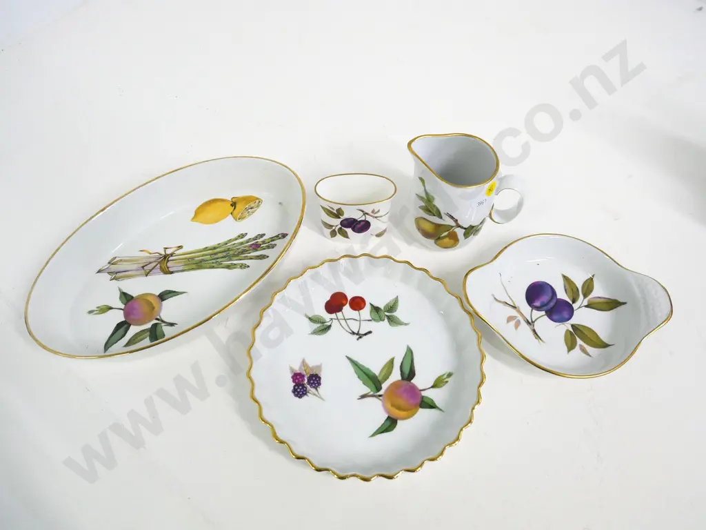5 pieces of Royal Worcester Evesham oven and table ware - larger baking dish L-270 W-160 Image 1++