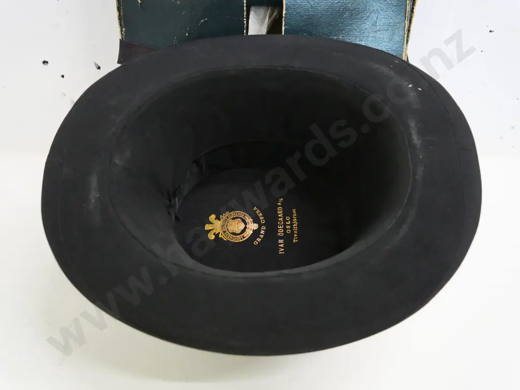 Collapsible top hat with 'Grand Opera Ivar Odegaard Oslo' label and box, internal dimension 160x200mm Image 1++