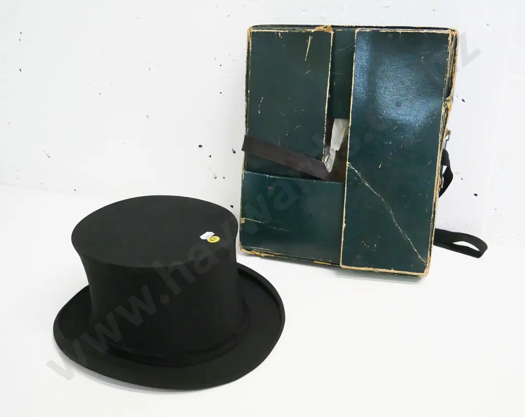 Collapsible top hat with 'Grand Opera Ivar Odegaard Oslo' label and box, internal dimension 160x200mm Image 1++