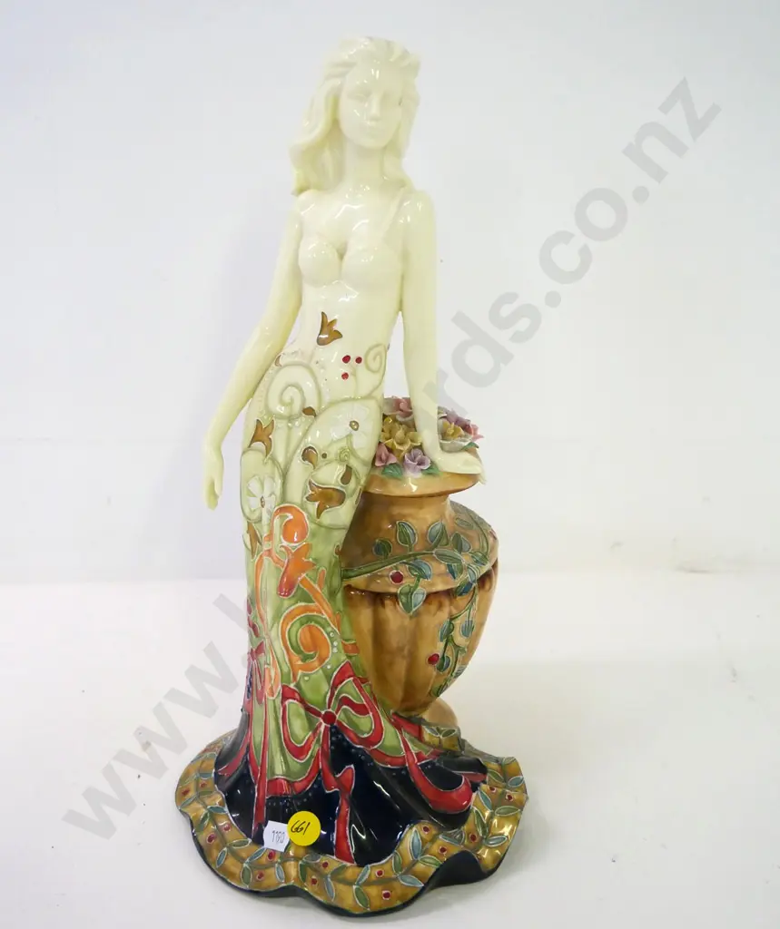 Old Tupton Ware figurine - woman with urn H-340 Image 1++