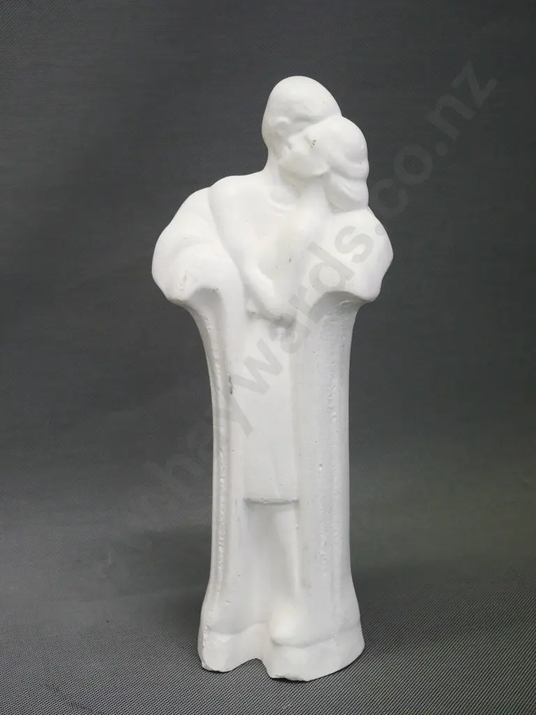 moulded concrete or composite embracing couple figure, some chips and discolouration H-320 Image 1++