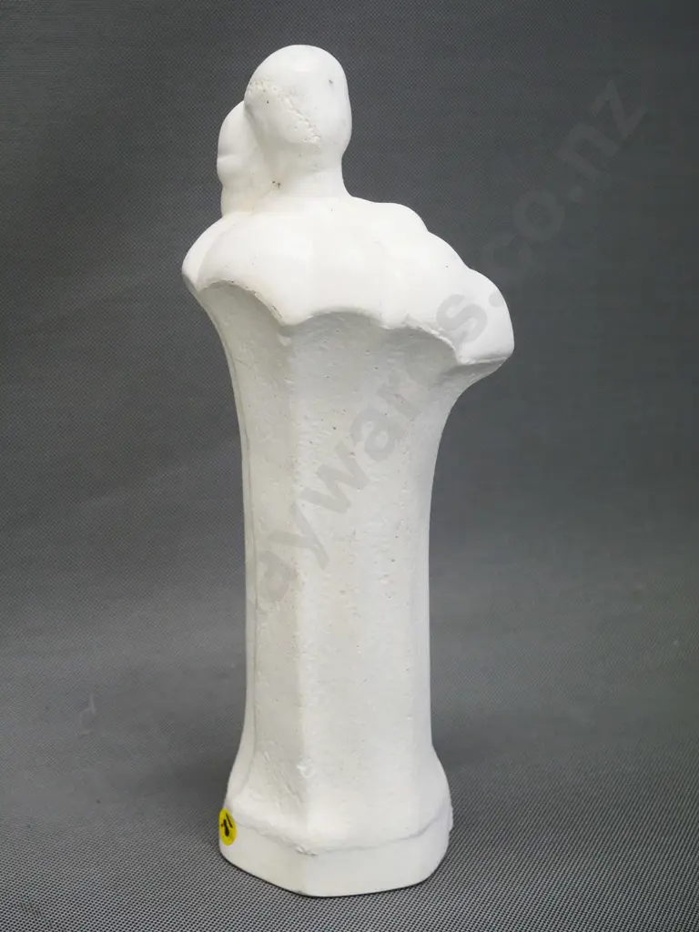 moulded concrete or composite embracing couple figure, some chips and discolouration H-320 Image 1++