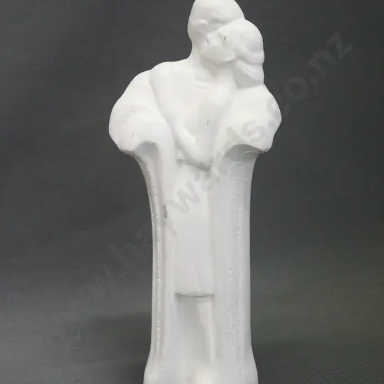 moulded concrete or composite embracing couple figure, some chips and discolouration H-320