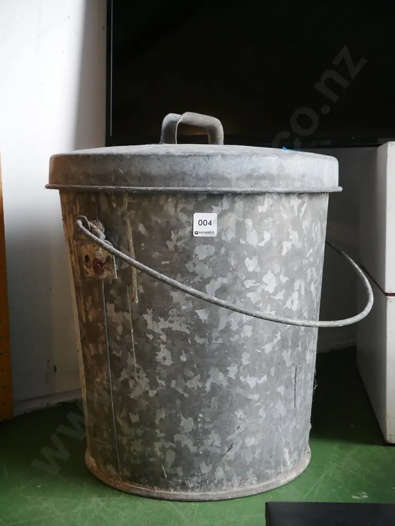 galvanised lidded ash can Image 1++