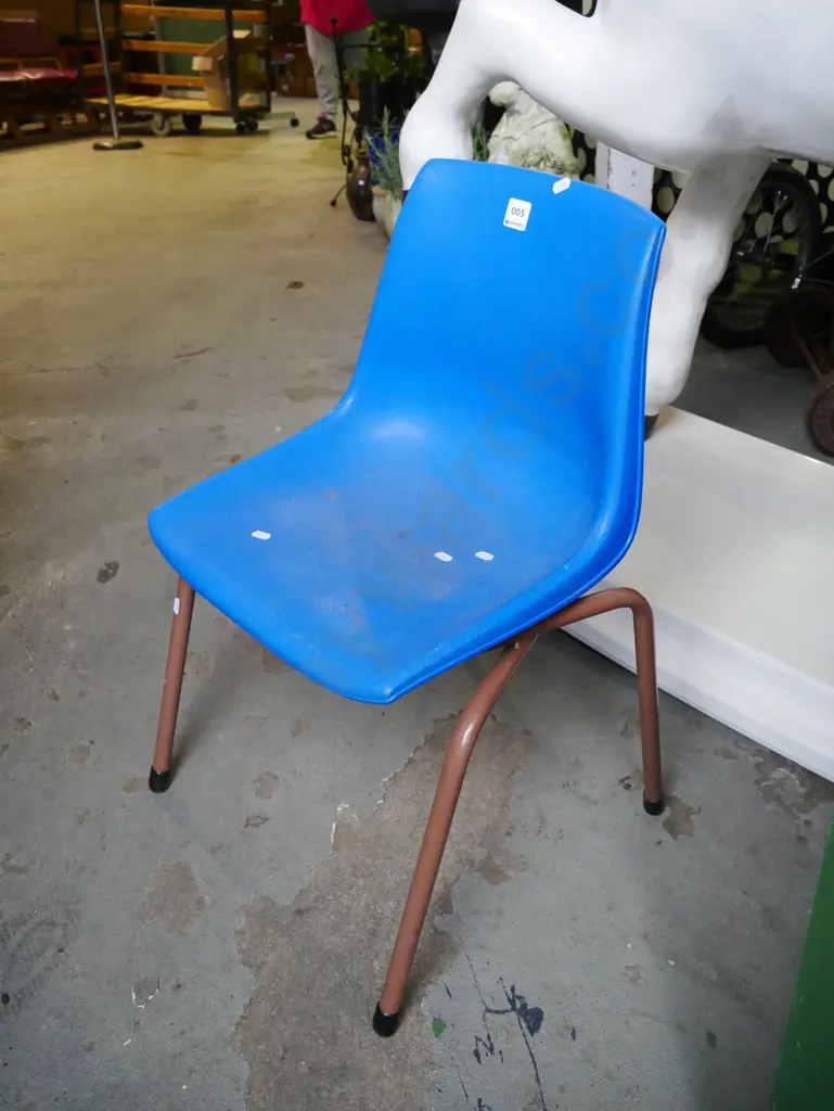 plastic child's chair Image 1++