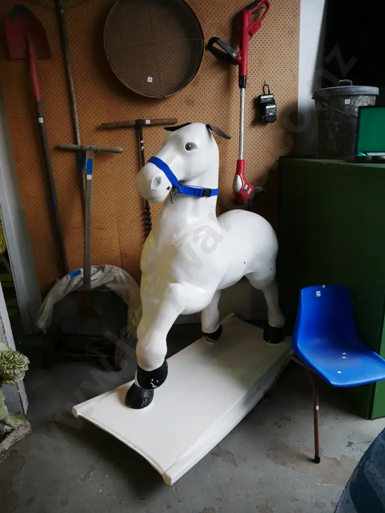 large fibreglass rocking horse - missing some parts H-1370 Image 1++
