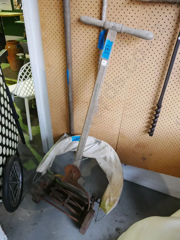 vintage C&A Manson push mower Image 1++