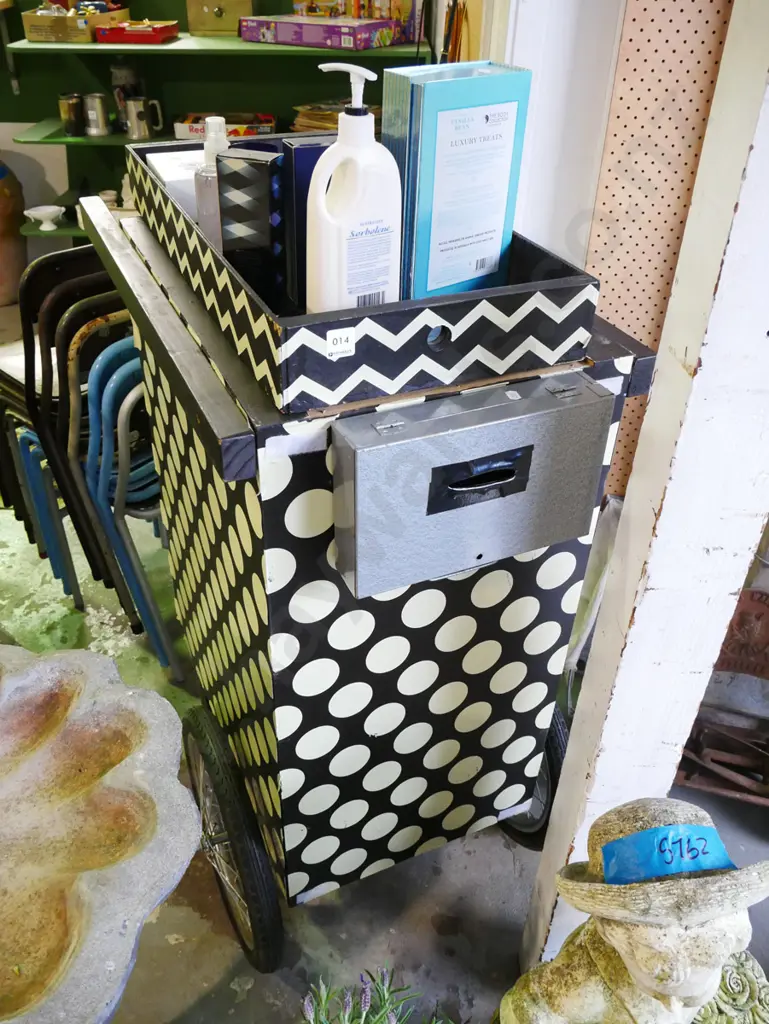street vendor's trolley H-1040 W-740 D-460 Image 1++