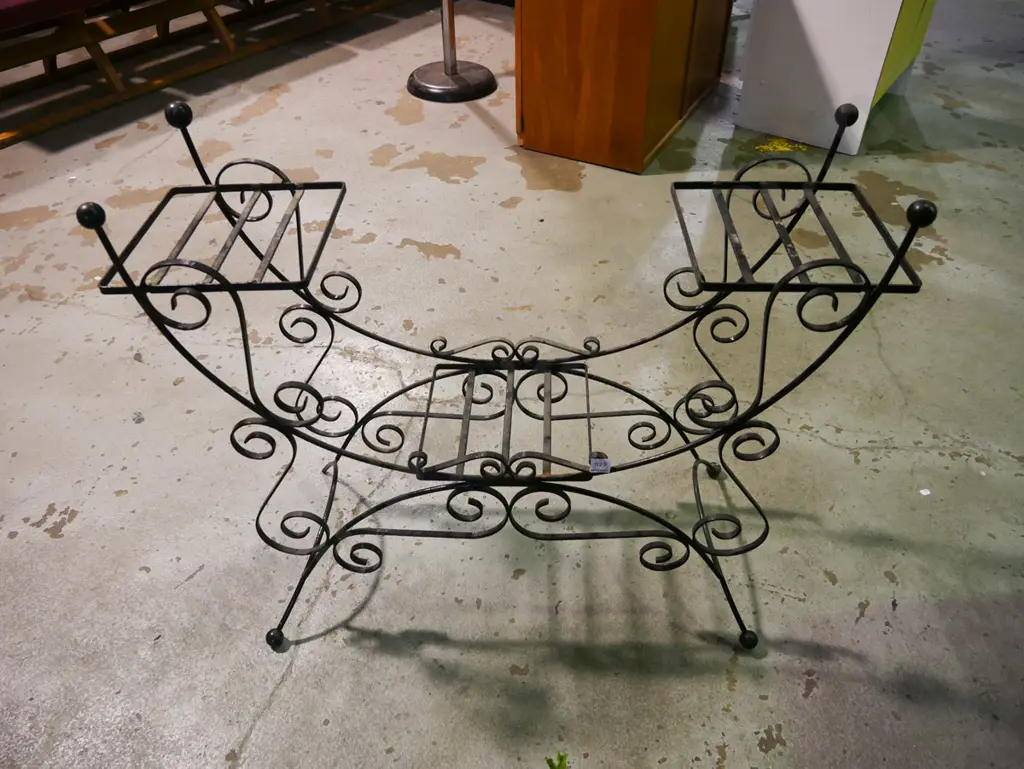 retro wrought metal plant stand Image 1++