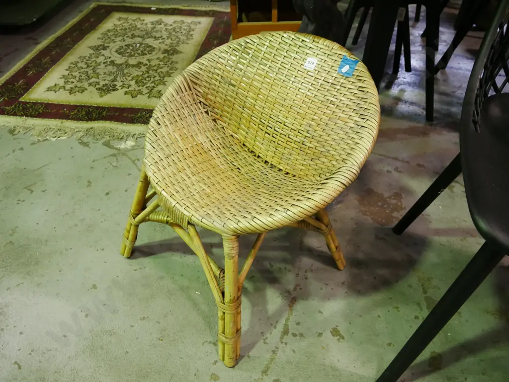 woven plastic child's moon chair Image 1++