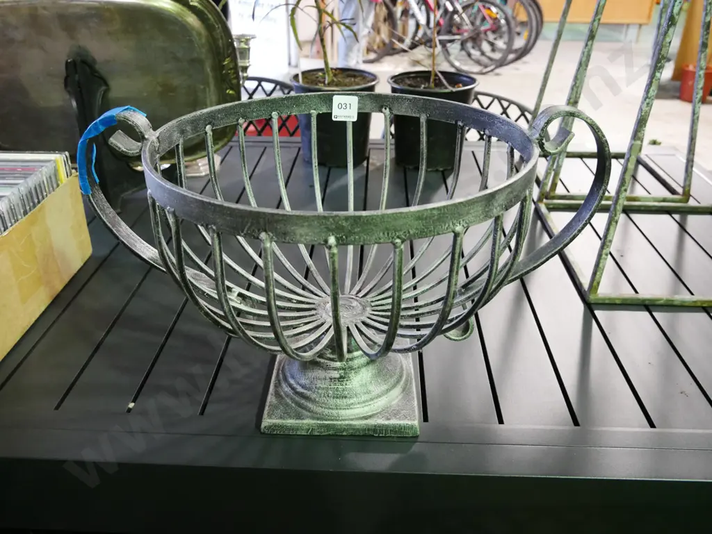 wrought metal classical style fruit bowl Image 1++