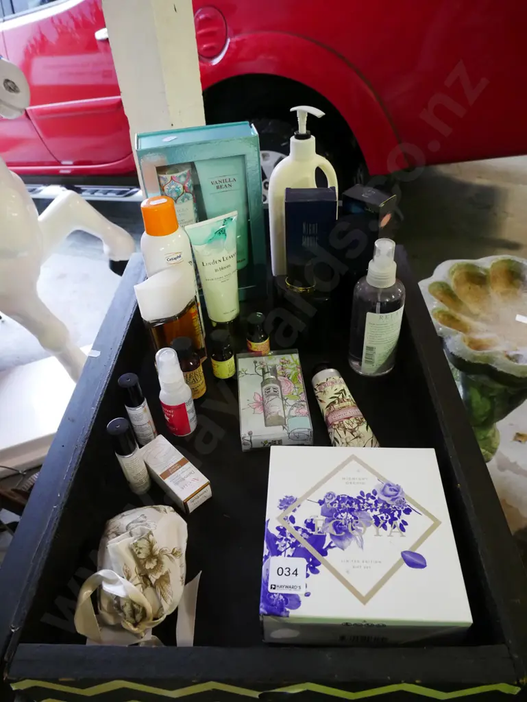 perfumes, moisturiser, soaps etc Image 1++