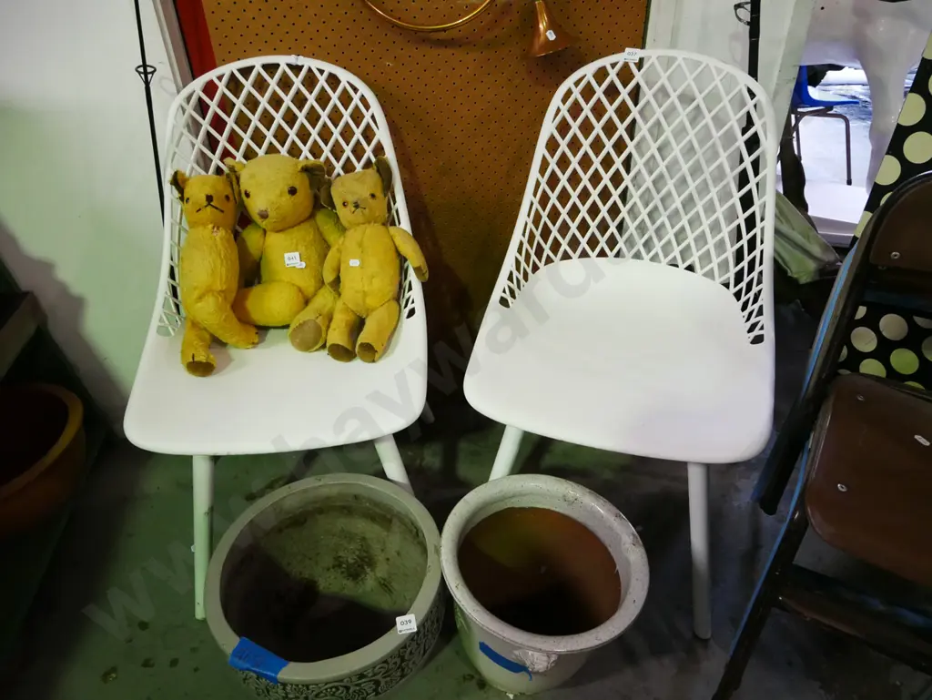 2x white composite outdoor chairs Image 1++