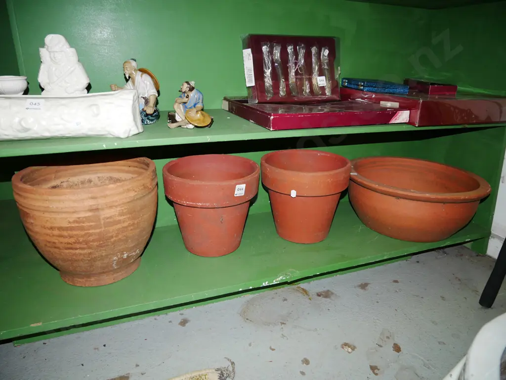 4x terracotta garden planters Image 1++