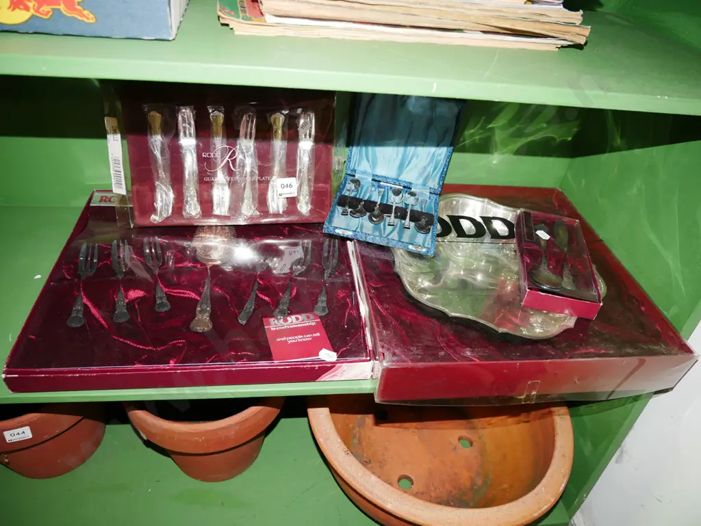 assorted cased cutlery Image 1++