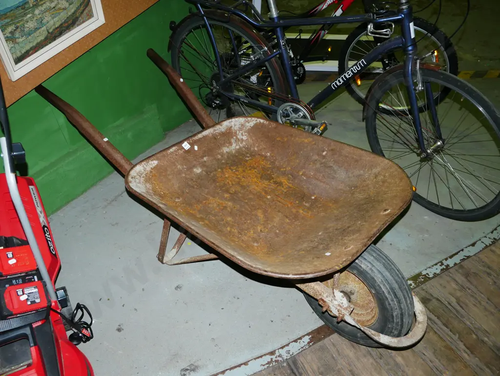 metal contractor's wheelbarrow Image 1++