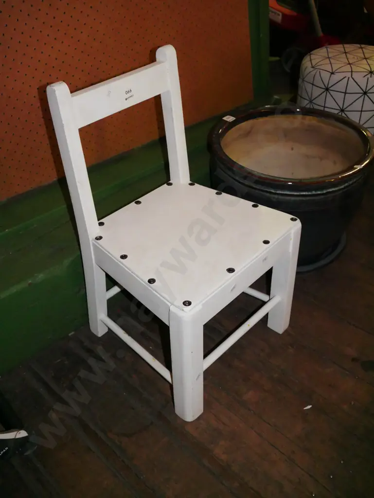 white painted child's chair Image 1++
