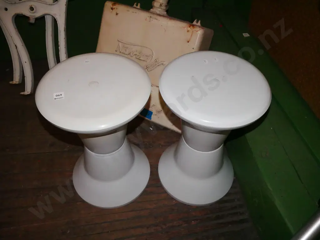 pair of plastic Caroma stools Image 1++