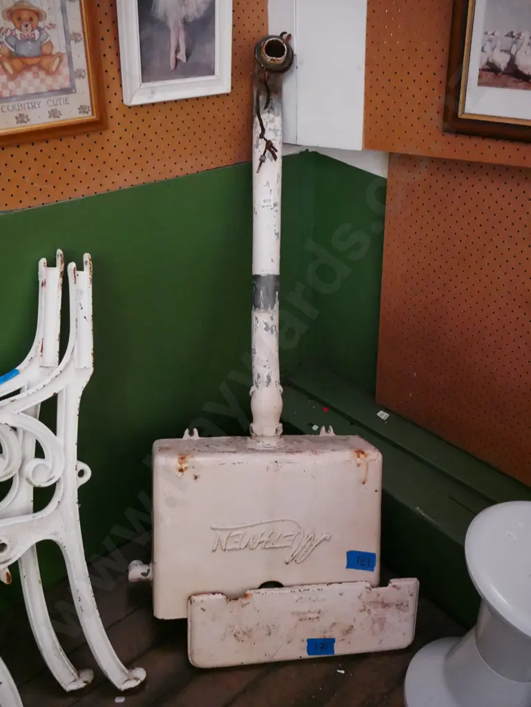 Methven cast iron toilet cistern Image 1++