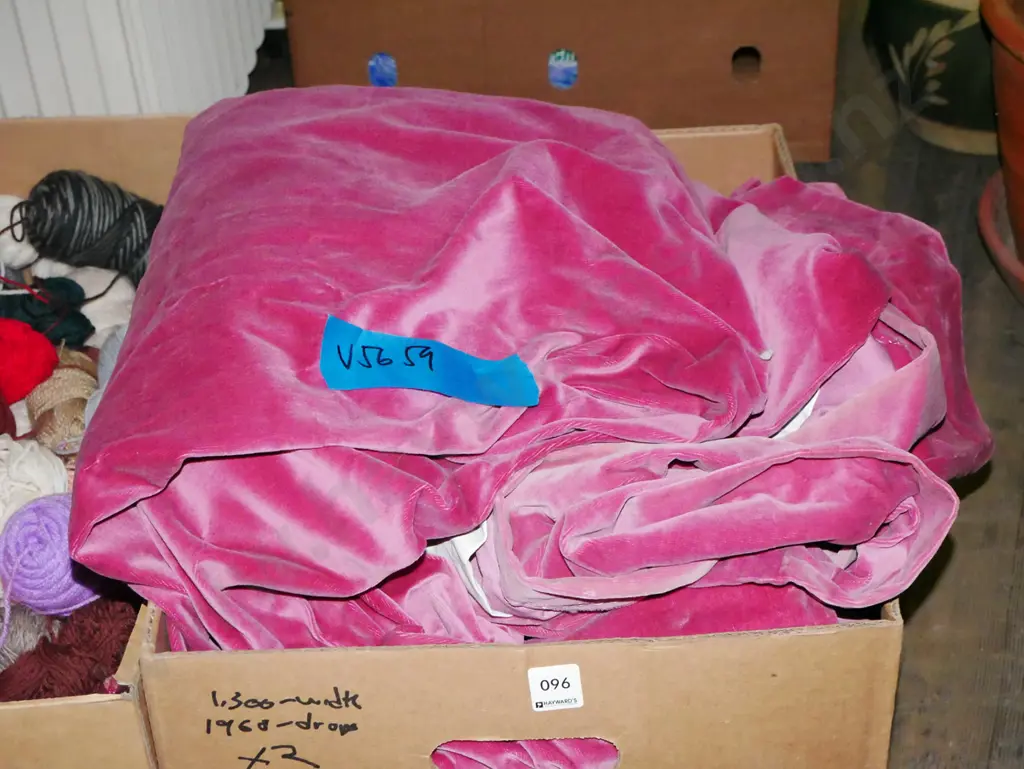 box; 2x pink velvet curtains Each W-1300 Drop-1960 Image 1++