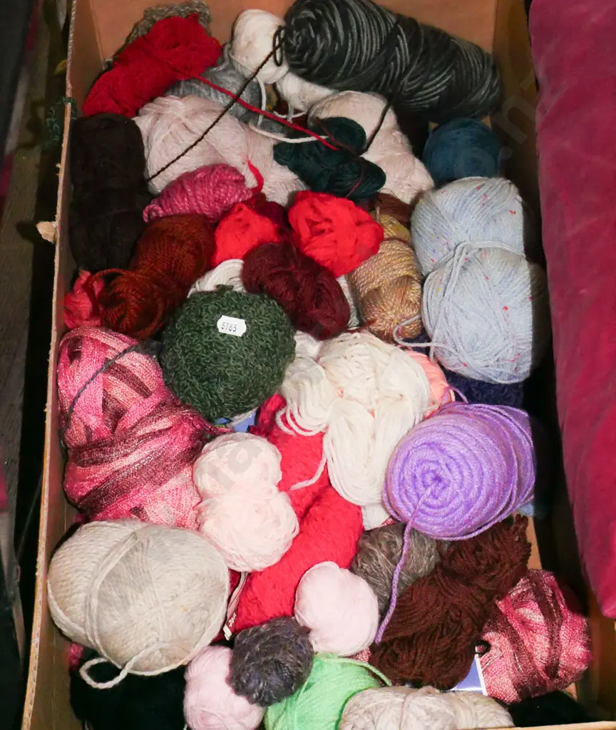 box; knitting yarn Image 1++