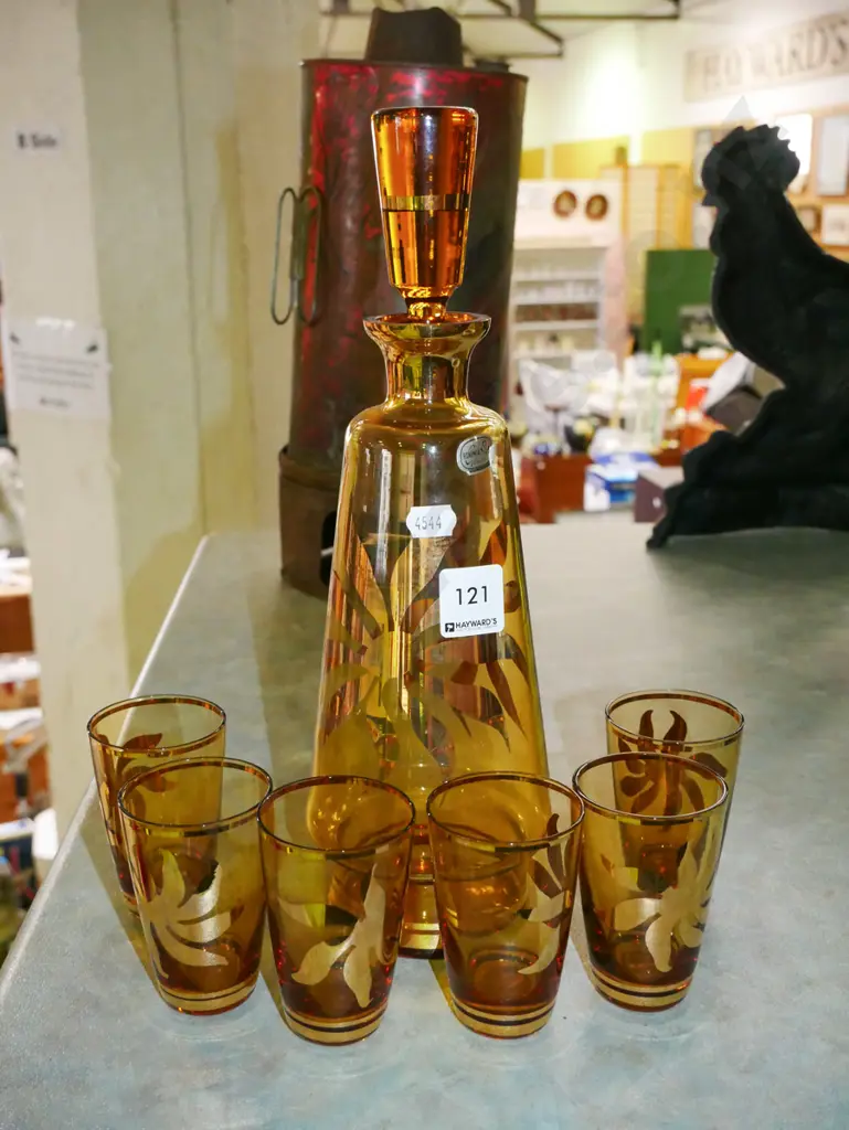 retro amber and gold stoppered decanter with 6 glasses Image 1++