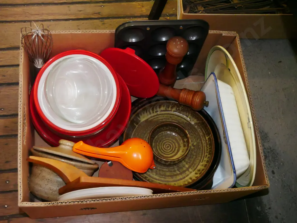 box; glass mixing bowls, orange squeezer, dishes etc Image 1++