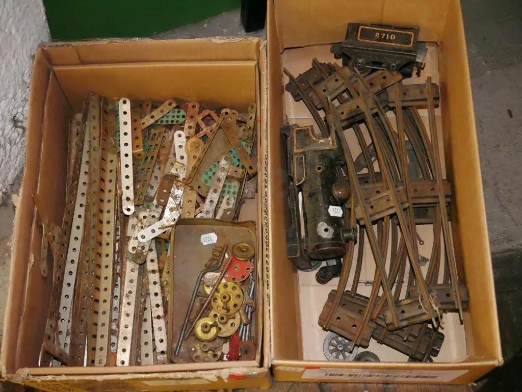 box; rusty Hornby train tracks, vintage Meccano - red dots Image 1++