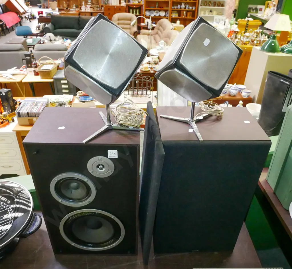 2x Toshiba bookcase spesakers, 2x retro Grundig cube speakers - slightly battered  Image 1++