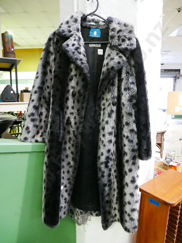 NZ made faux fur ladies jacket Image 1++