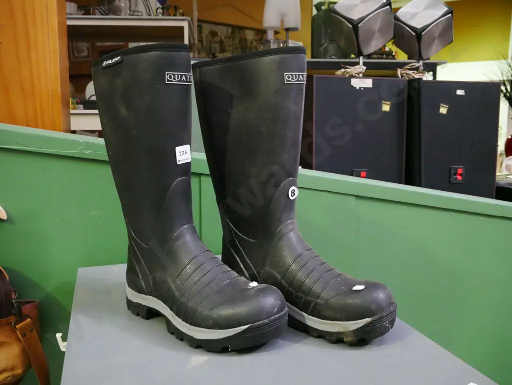 pair of Quatro size 8 gumboots Image 1++