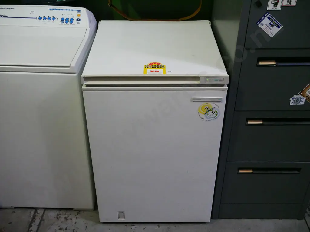 small Frigidaire chest freezer H-900 W-600 D-650 Image 1++