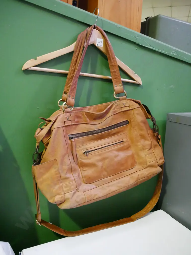 large leather hand bag Image 1++