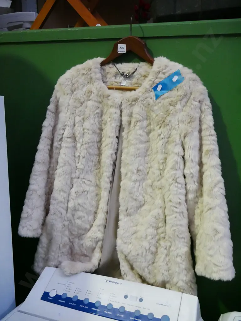 ladies faux fur US 4 jacket Image 1++
