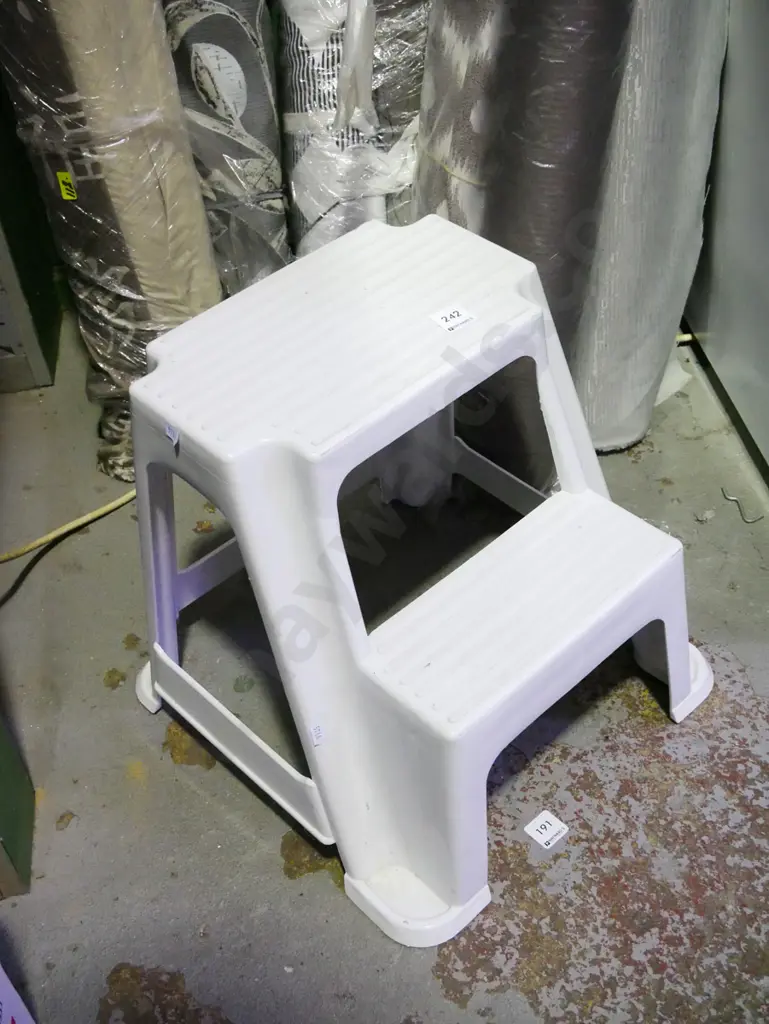 2 step plastic stool Image 1++