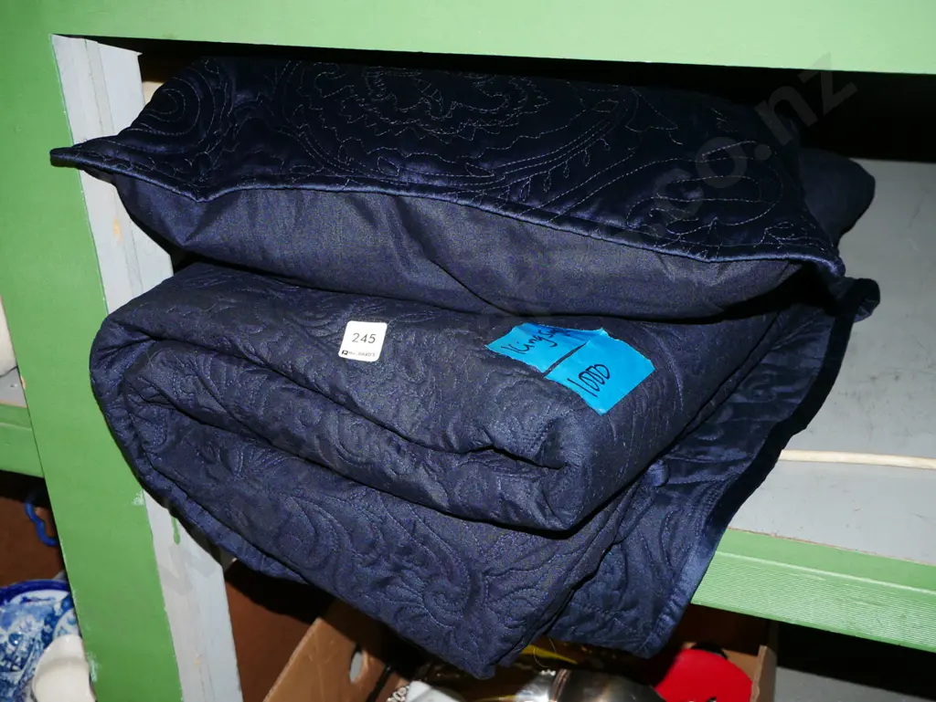 navy king single bed quilt and matching pillow slip Image 1++
