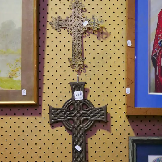 2x crucifixes