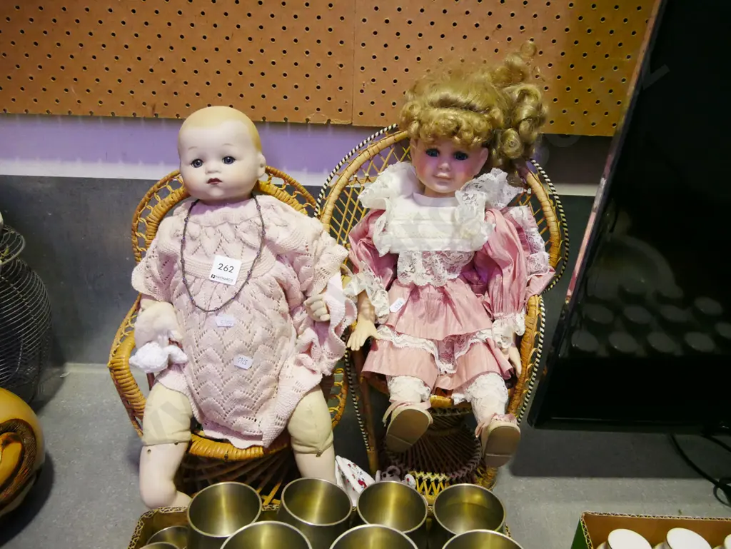 2x porcelain dolls in chairs Image 1++
