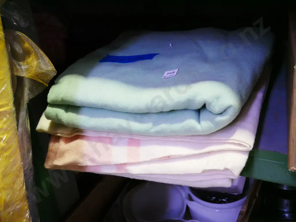 2x woollen blankets Image 1++