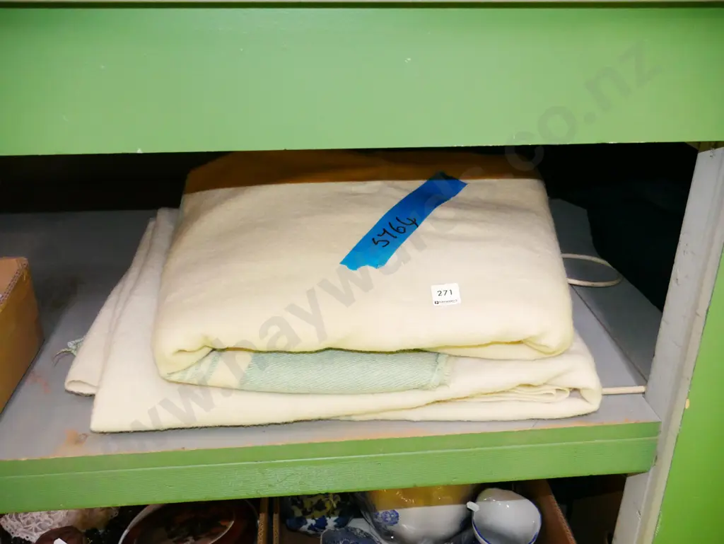2x woollen blankets Image 1++