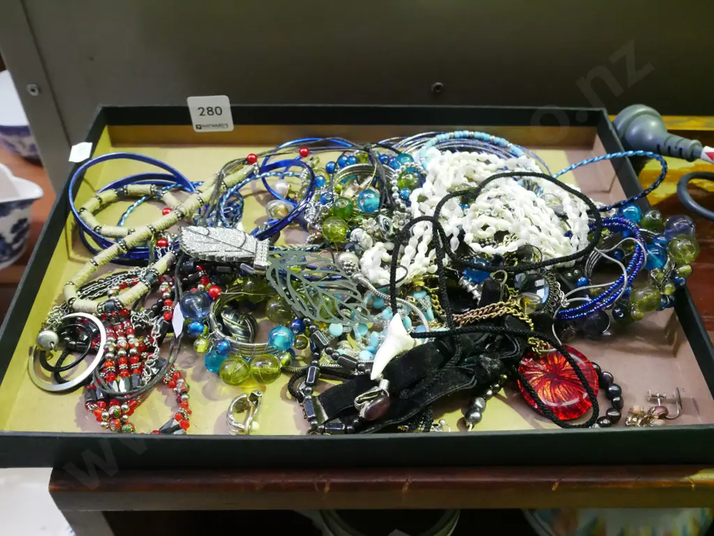 tray of costume jewellery   Image 1++