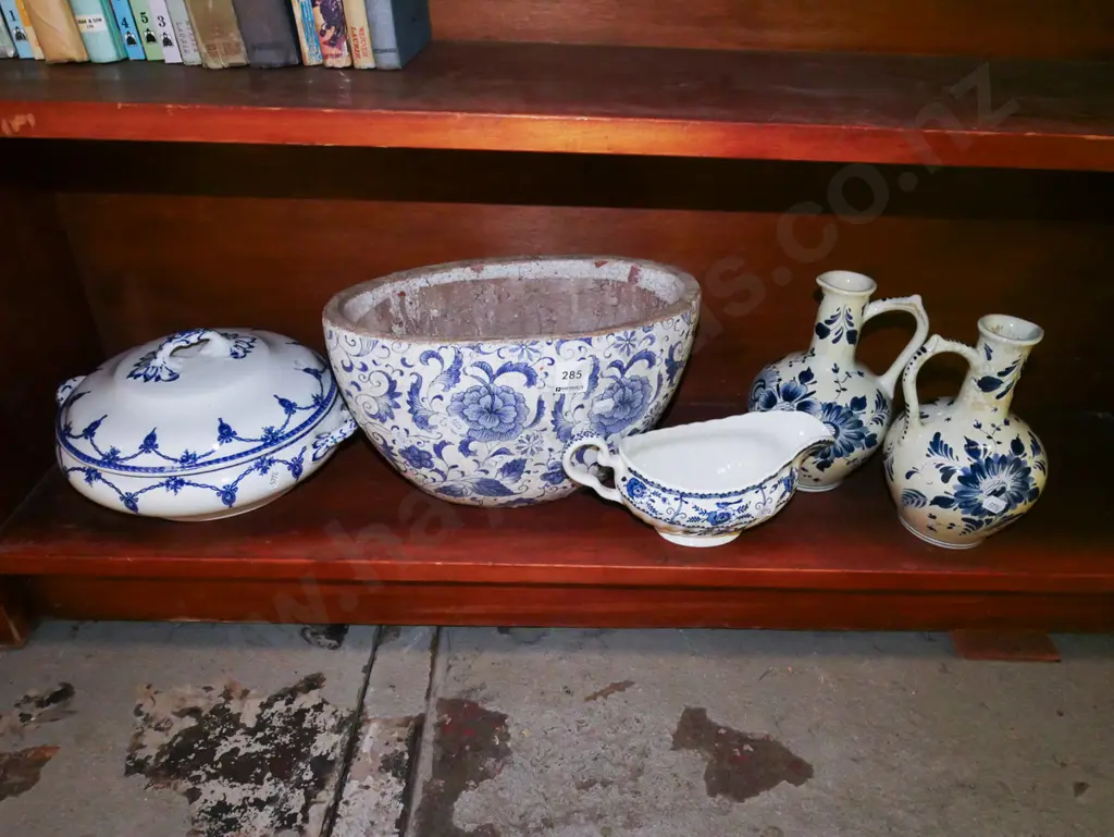 shelf; blue and white vege, vases, gravy boat Image 1++