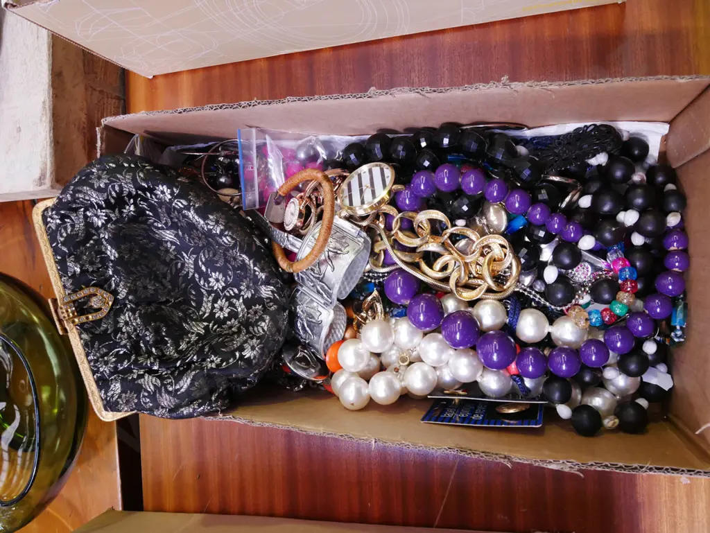 box; costume jewellery etc Image 1++