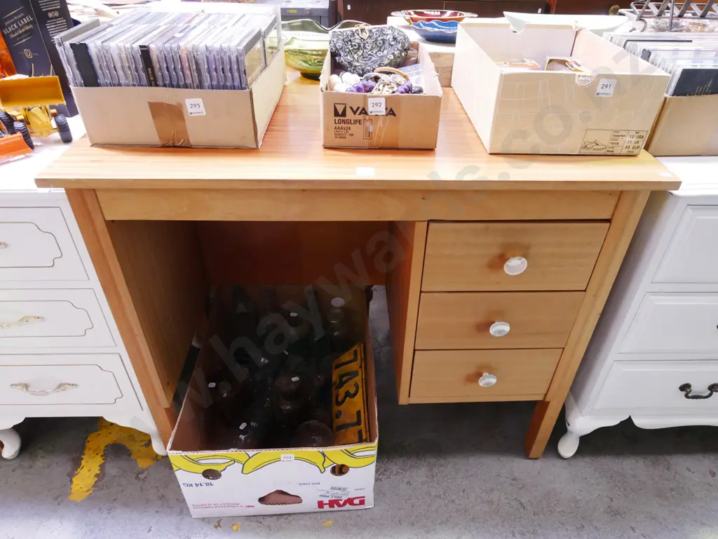 mahogany and rimu 3 drawer study desk H-760 W-920 D-450 Image 1++