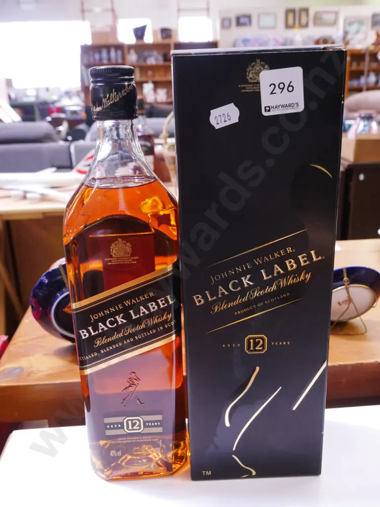 Johnny Walker Black Label 1L and box Image 1++